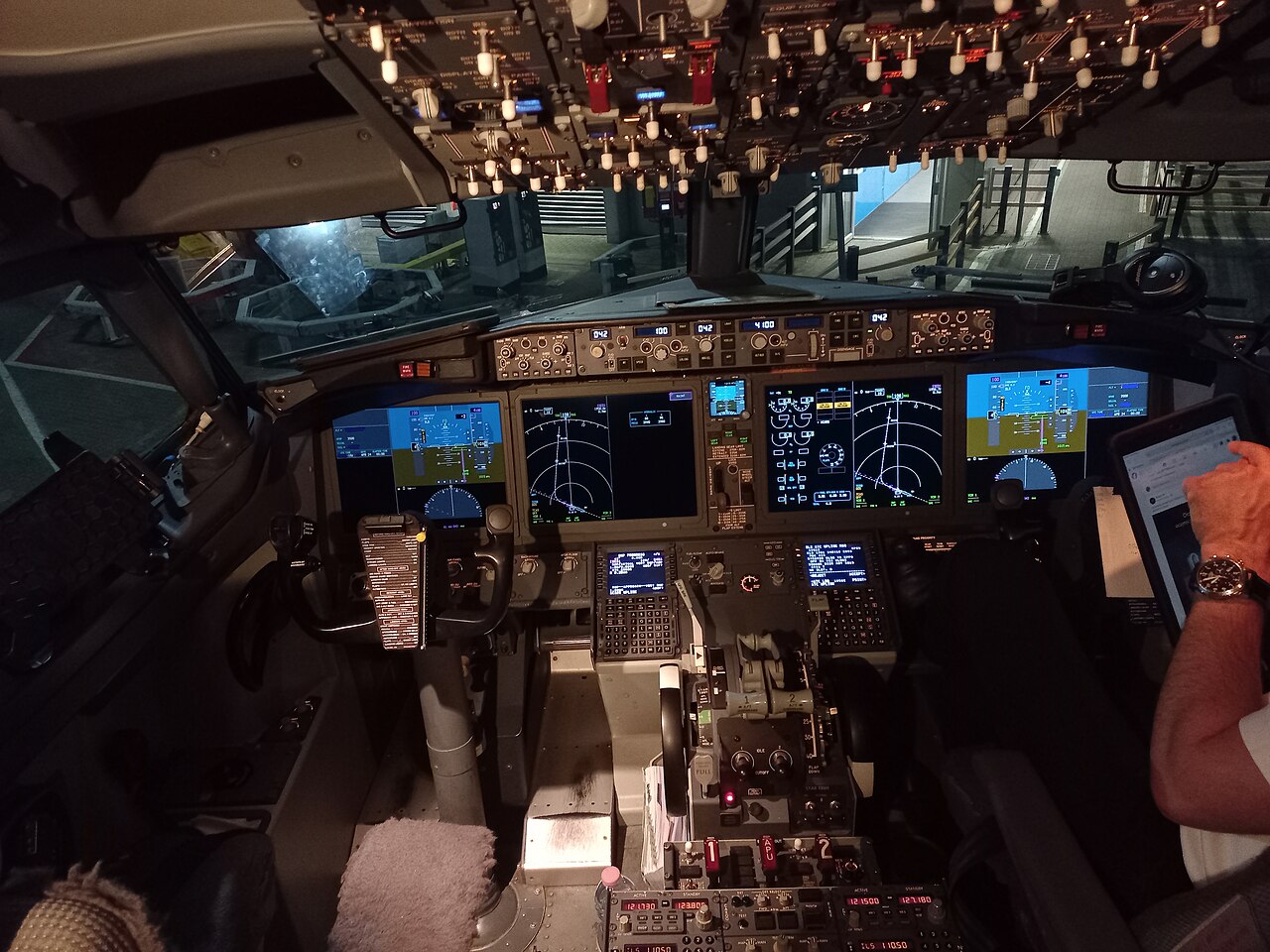 Cabine da família 737 MAX. A fonte não identifica a subvariante; a ficha desta página utiliza o MAX 8.