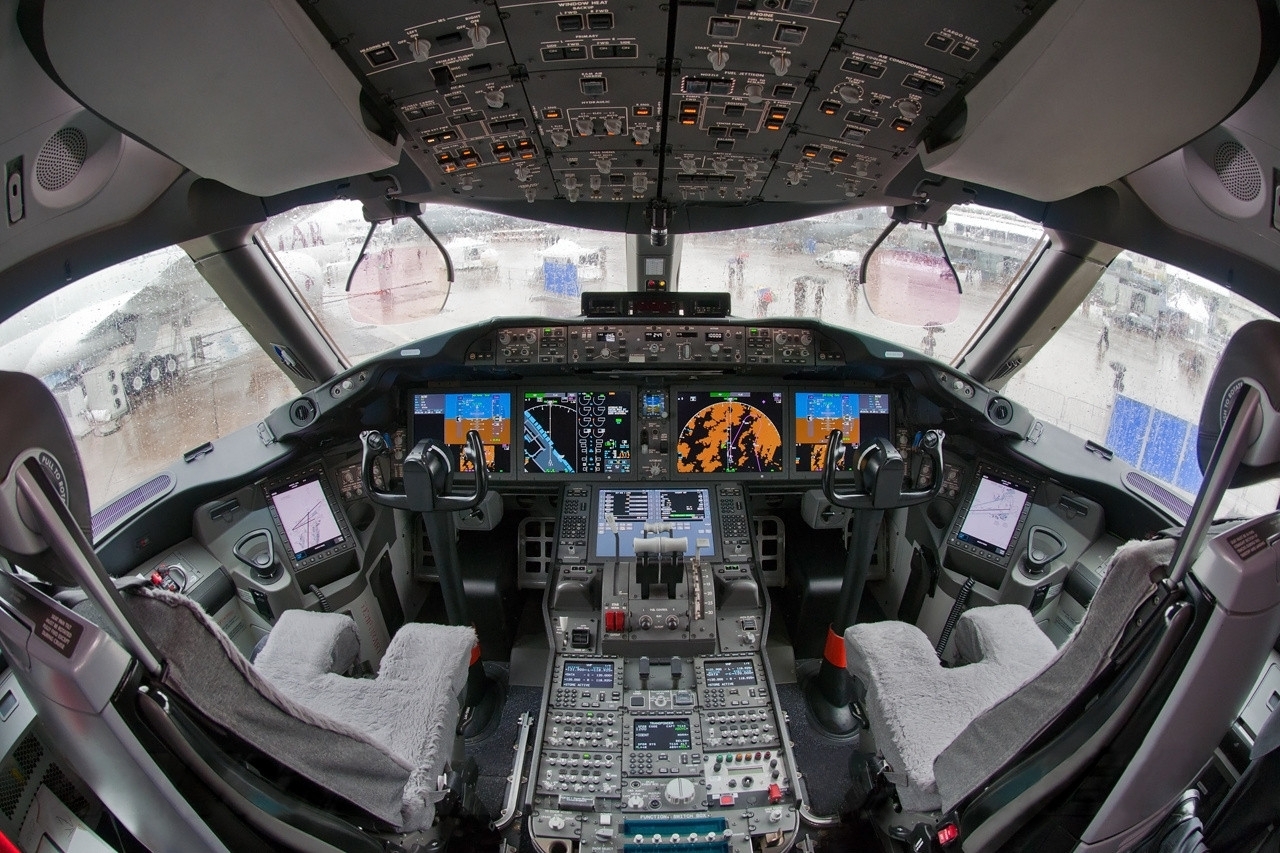 Cabine do Boeing 787-8, N787BA. Fotografia de referência da família; a ficha desta página utiliza o 787-9.