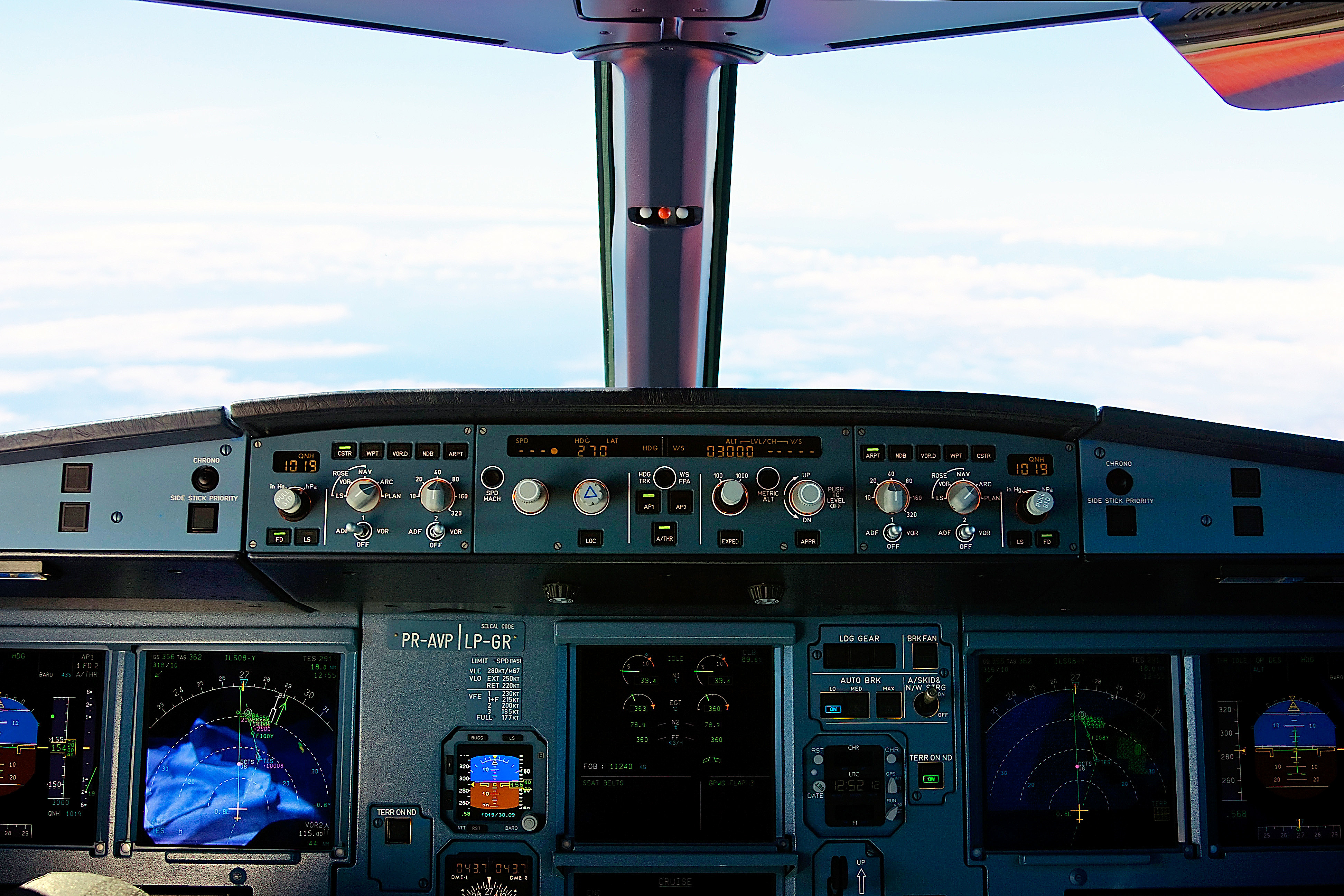 Cabine do A320-214 ceo, PR-AVP. Fotografia de referência da família; a ficha desta página utiliza o A320neo.