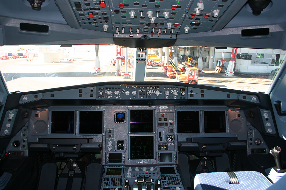 Cabine do A330-302, EC-LYF. Fotografia de referência da família; a ficha desta página utiliza o A330-900 neo.