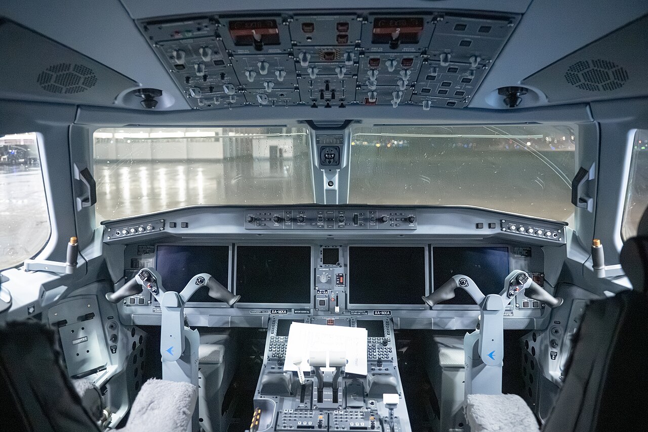 Cabine do Embraer E195-E2. A fotografia não representa um simulador instalado na Fleet.